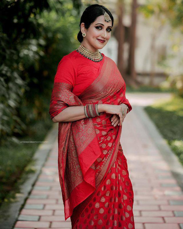 Comely Red Soft Banarasi Silk Saree With Stunner Blouse Piece –  TheDesignerSaree